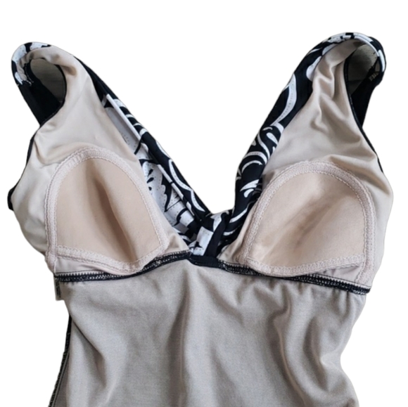 Vintage Inches Away Contrast Print One Piece Swimsuit - Picture 14 of 16